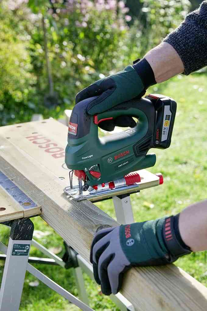 DIY: Cómo decorar y delimitar un arriate en el jardín con piezas de madera 2 DIY: Cómo decorar y delimitar un arriate en el jardín con piezas de madera 1