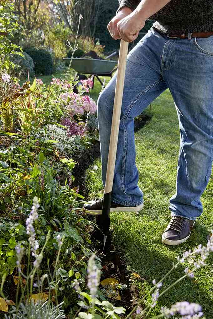 DIY: Cómo decorar y delimitar un arriate en el jardín con piezas de madera 4 DIY: Cómo decorar y delimitar un arriate en el jardín con piezas de madera 3