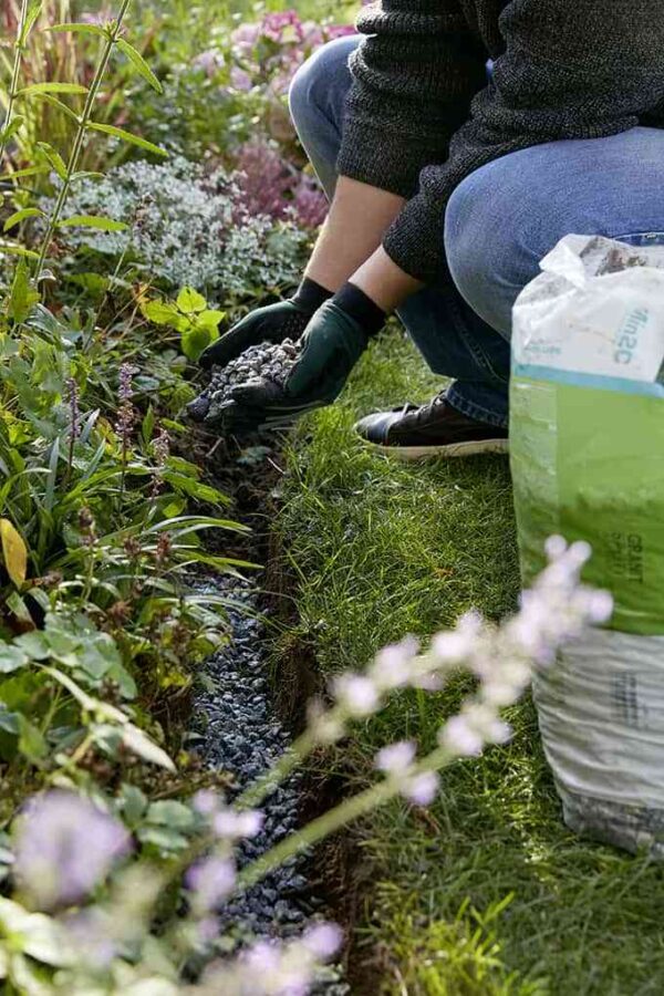 DIY: Cómo decorar y delimitar un arriate en el jardín con piezas de madera