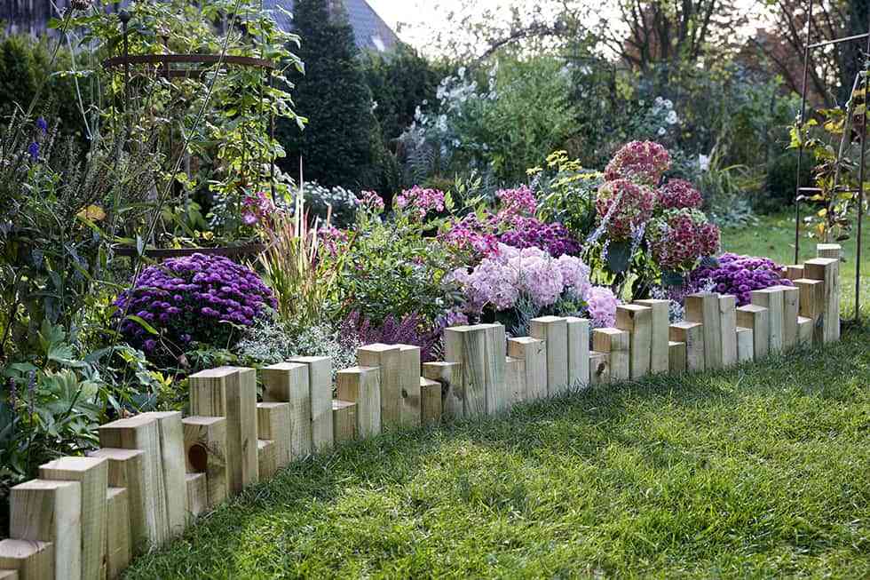 DIY: Cómo decorar y delimitar un arriate en el jardín con piezas de madera