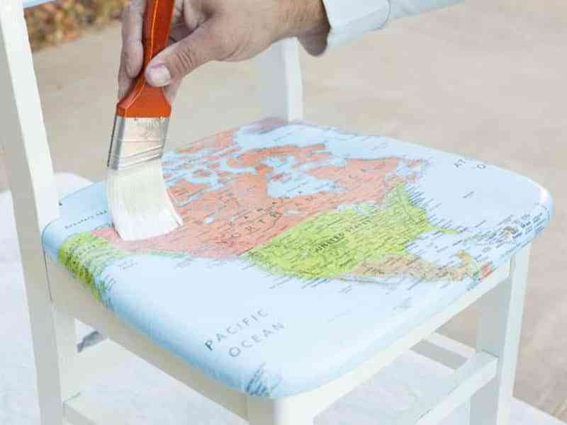 DIY: Recicla una silla infantil con la técnica del decoupage y un mapa 9