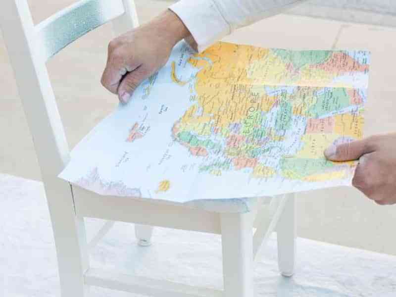 DIY: Recicla una silla infantil con la técnica del decoupage y un mapa 5