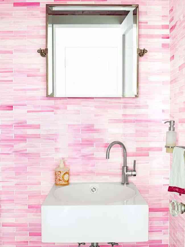 El encanto de tener un cuarto de baño de color rosa