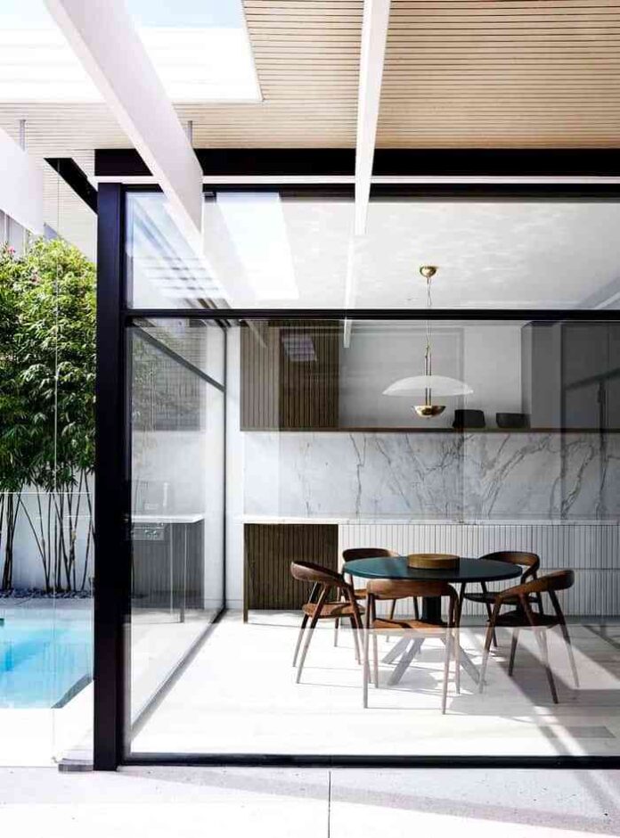 Una casa de estilo mid-century modern en Melbourne