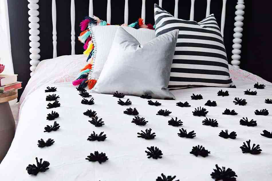 DIY: Cómo hacer una colcha con tela y lana para decorar tu cuarto 5