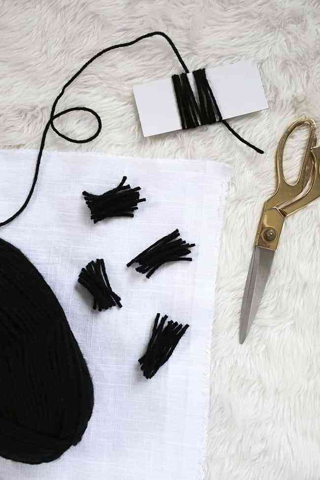 DIY: Cómo hacer una colcha con tela y lana para decorar tu cuarto 2