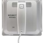 Mujer controlando su robot LimpiaCristales