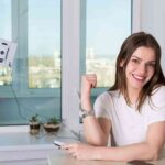 Mujer controlando su robot LimpiaCristales