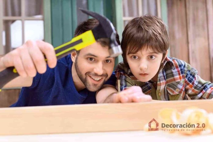 Aprender a clavar un clavo en madera