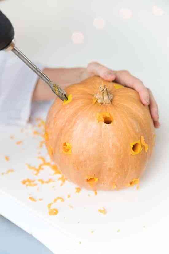 Cómo hacer linternas de calabaza para decorar en Halloween 6