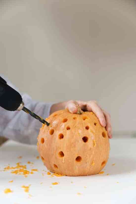 Cómo hacer linternas de calabaza para decorar en Halloween 8 Cómo hacer linternas de calabaza para decorar en Halloween 7