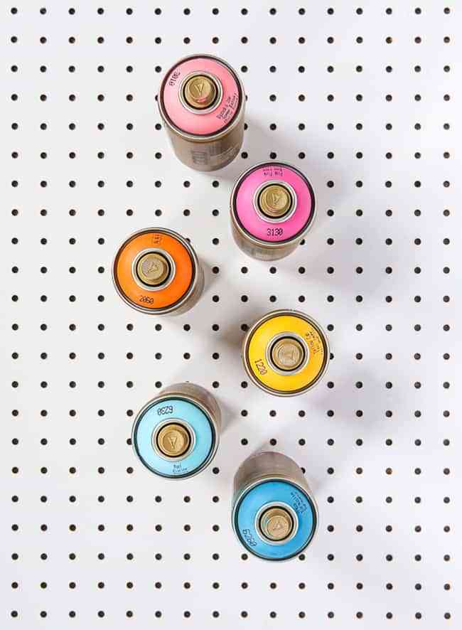 DIY: cómo pintar un panel perforado con franjas de colores alegres 4