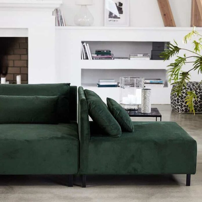 Elige un sofá verde de terciopelo y dale glamour a tu salón