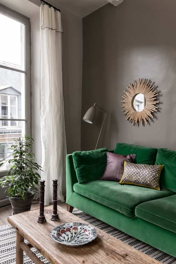 sofá verde de terciopelo