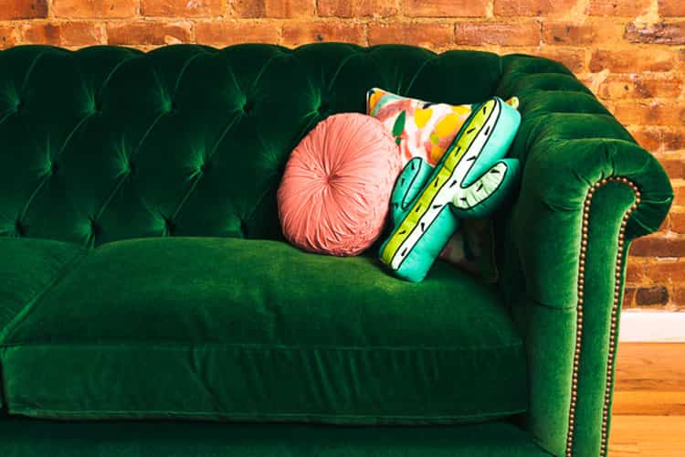 Elige un sofá verde de terciopelo y dale glamour a tu salón 6