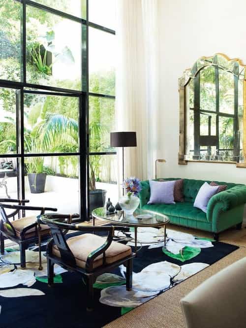 Elige un sofá verde de terciopelo y dale glamour a tu salón 3