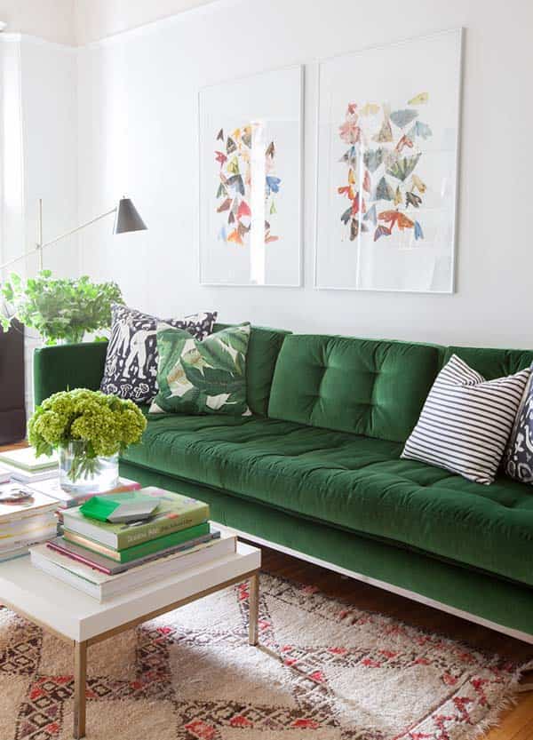 Elige un sofá verde de terciopelo y dale glamour a tu salón 1