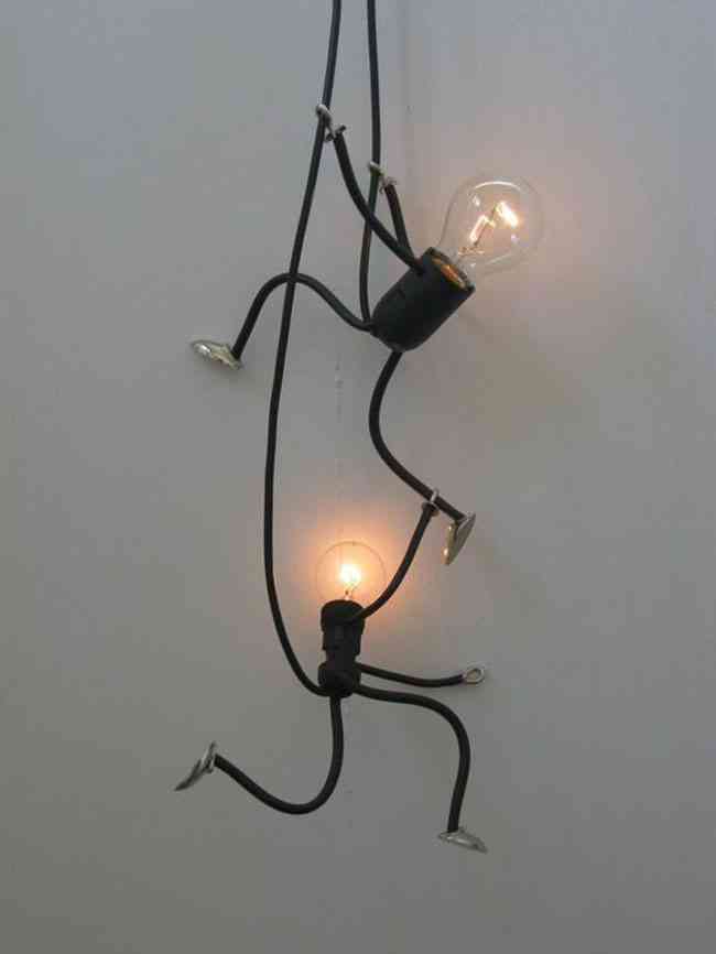 Ideas ingeniosas para decorar cables y enchufes con humor 5