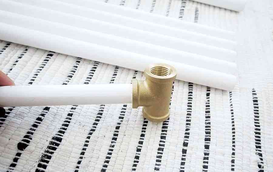 Haz tú mismo una estantería DIY en blanco y latón y decora tu casa 3