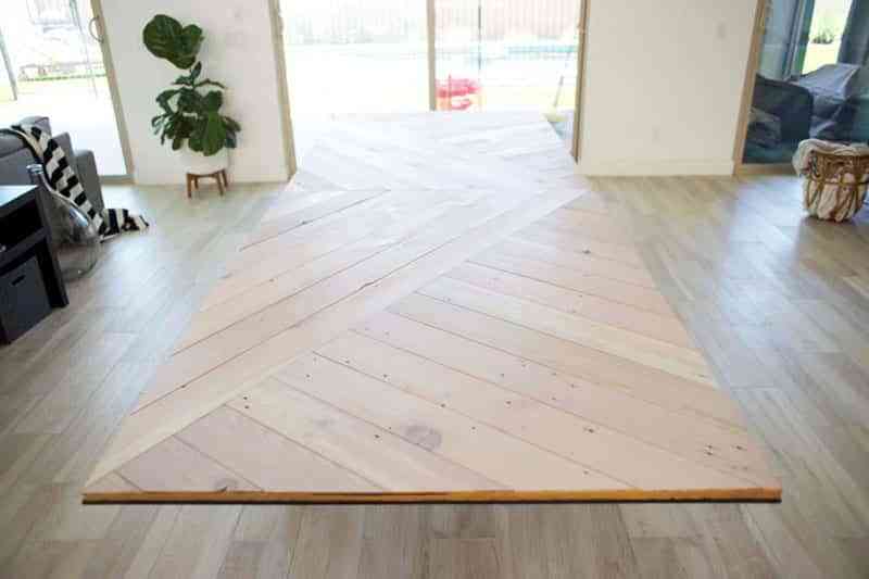 3 proyectos DIY para decorar tu casa con lamas de madera autoadhesivas 8