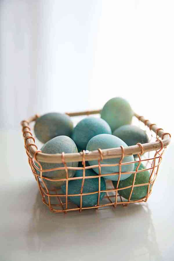 Aprende a teñir huevos de Pascua con colorantes naturales 12