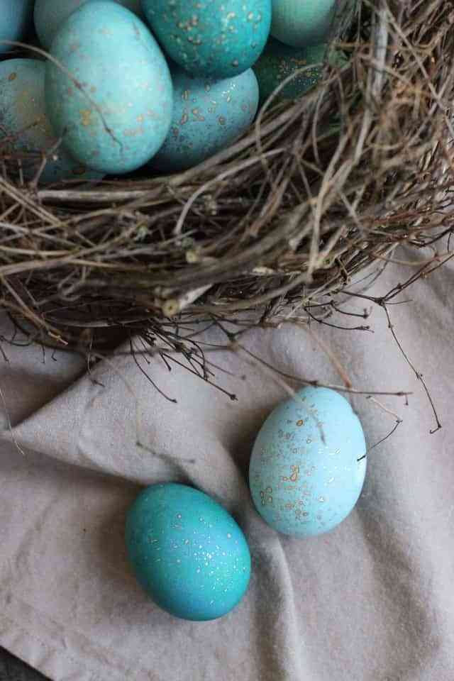 Aprende a teñir huevos de Pascua con colorantes naturales 2