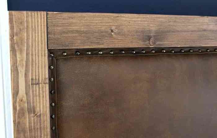 DIY: Un cabecero tapizado en cuero para decorar un dormitorio rústico 13