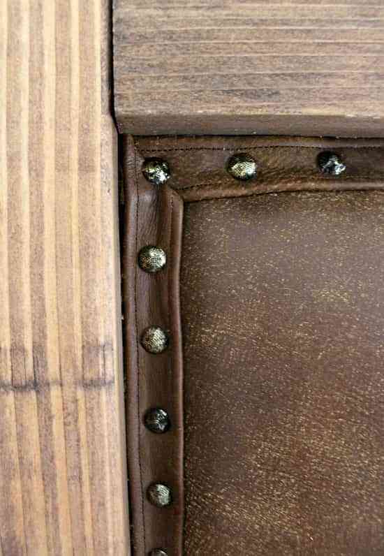 DIY: Un cabecero tapizado en cuero para decorar un dormitorio rústico 12