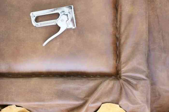 DIY: Un cabecero tapizado en cuero para decorar un dormitorio rústico 6