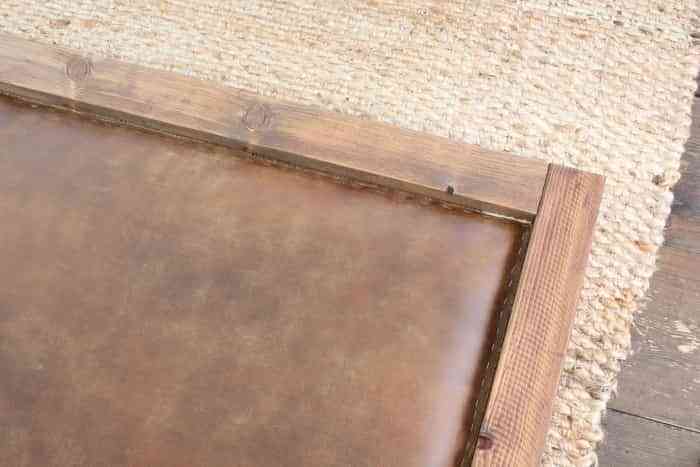 DIY: Un cabecero tapizado en cuero para decorar un dormitorio rústico 7