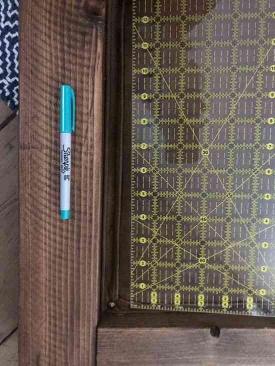 DIY: Un cabecero tapizado en cuero para decorar un dormitorio rústico 9