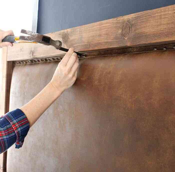 DIY: Un cabecero tapizado en cuero para decorar un dormitorio rústico 11