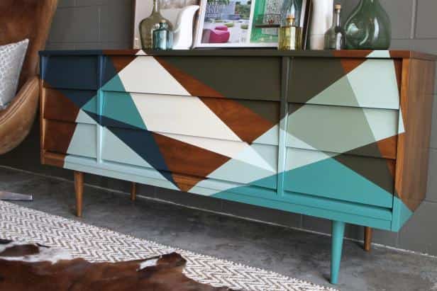 DIY: Cómo restaurar un aparador mid-century modern con pintura y un diseño geométrico 1