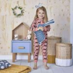 mesa-de-noche-infantil-de-roble-natural-y-gris-azulado_895427