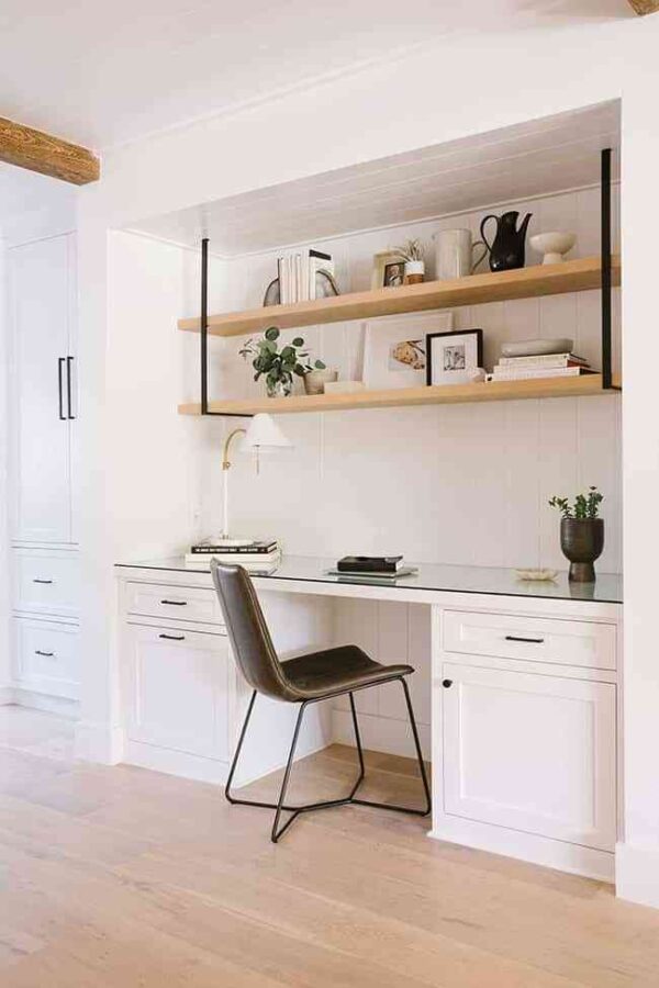 Descubre una casa en blanco y beige acogedora y nada aburrida