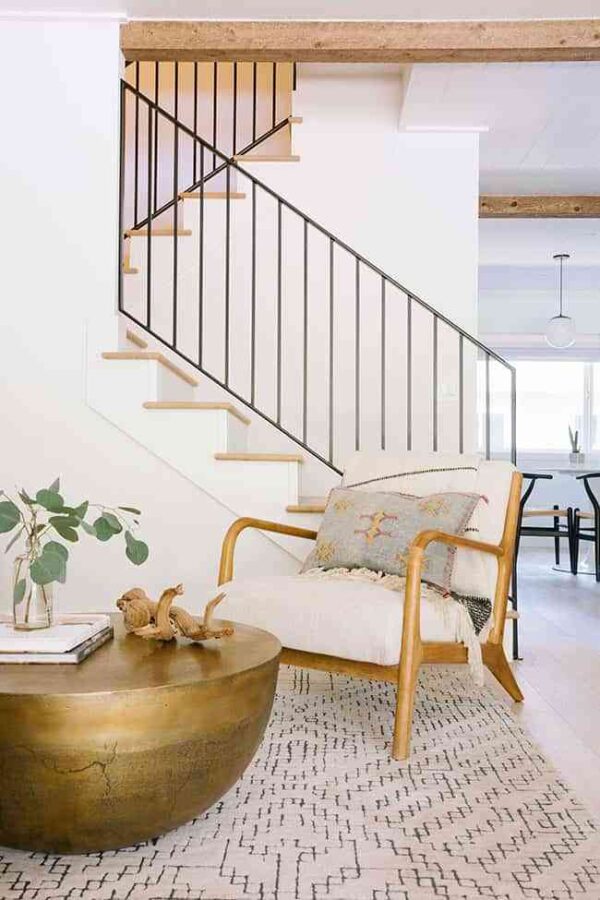 Descubre una casa en blanco y beige acogedora y nada aburrida