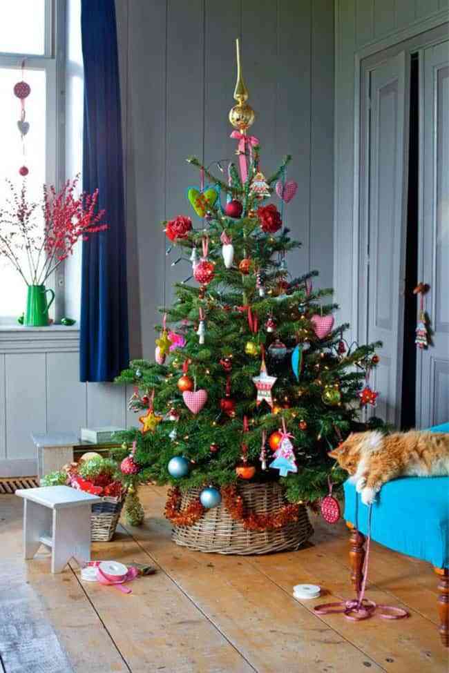 7 ideas geniales para cubrir la base del árbol de Navidad