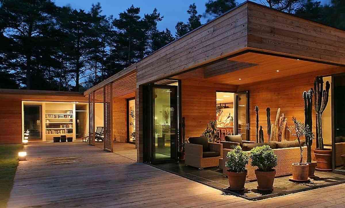 Casas de madera bien iluminadas