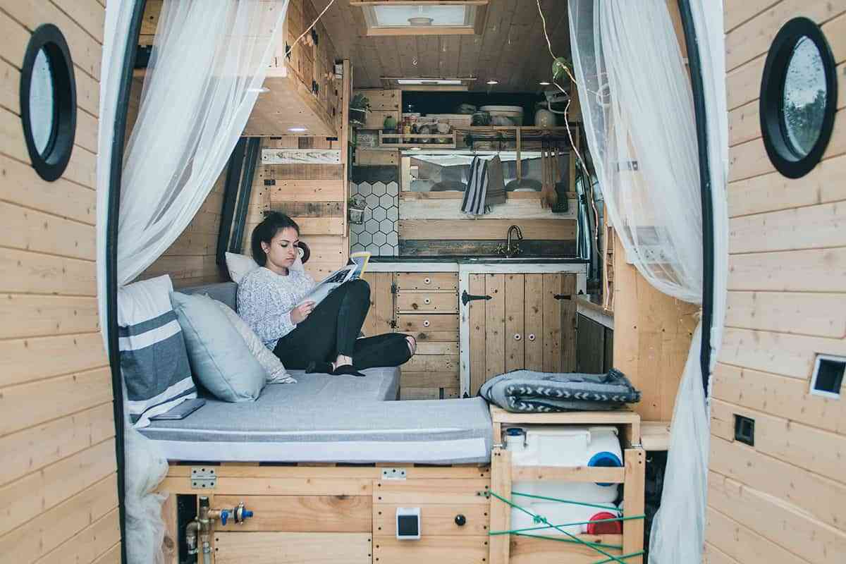 Una furgoneta transformada en una casa acogedora y funcional