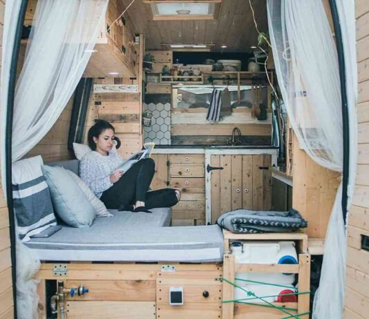 Una furgoneta transformada en una casa acogedora y funcional