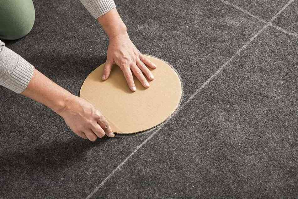 DIY: una alfombra recortada con forma de puzle para decorar cualquier suelo 4