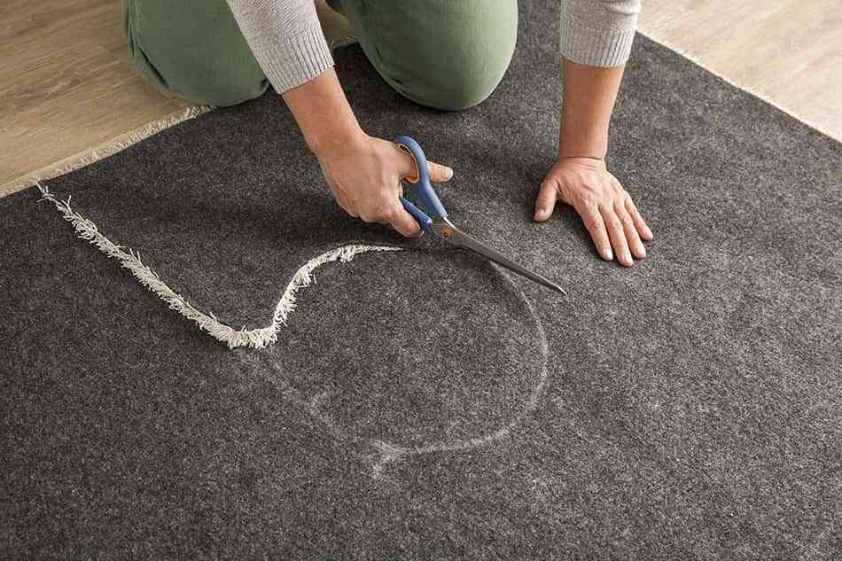 DIY: una alfombra recortada con forma de puzle para decorar cualquier suelo 6