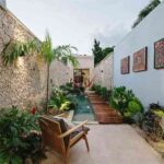 pequena piscina en el jardin alargada