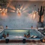 pequena piscina en el jardin de noche