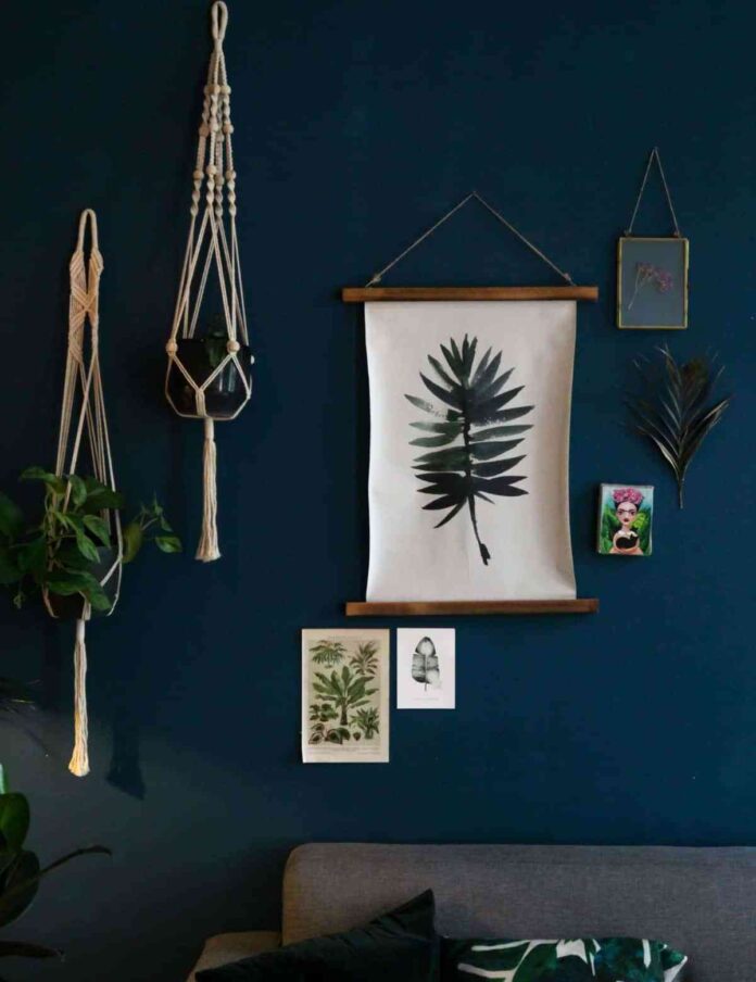 pared decorada con plantas y macrame