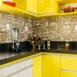 cocina en amarillo intenso