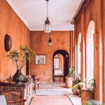 un espacio decorado con colores tierra