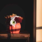 calabazas con flores en un jarron