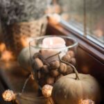 calabazas y velas para decorar la ventana