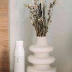 un jarron con flores secas